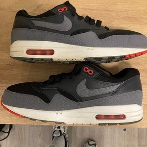 Airmax 1 essential green/ blood orange check sign